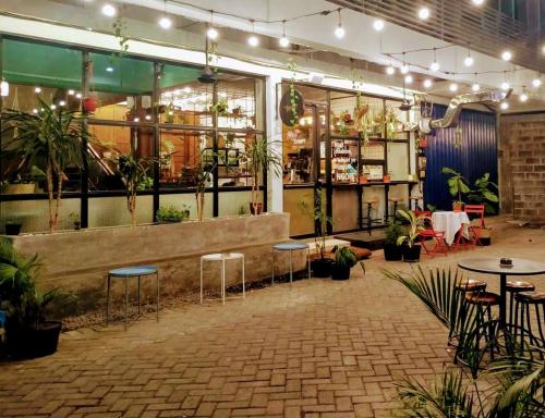 Timoer Kopi: Keasrian ala Teras Rumah di Tengah Teriknya Surabaya